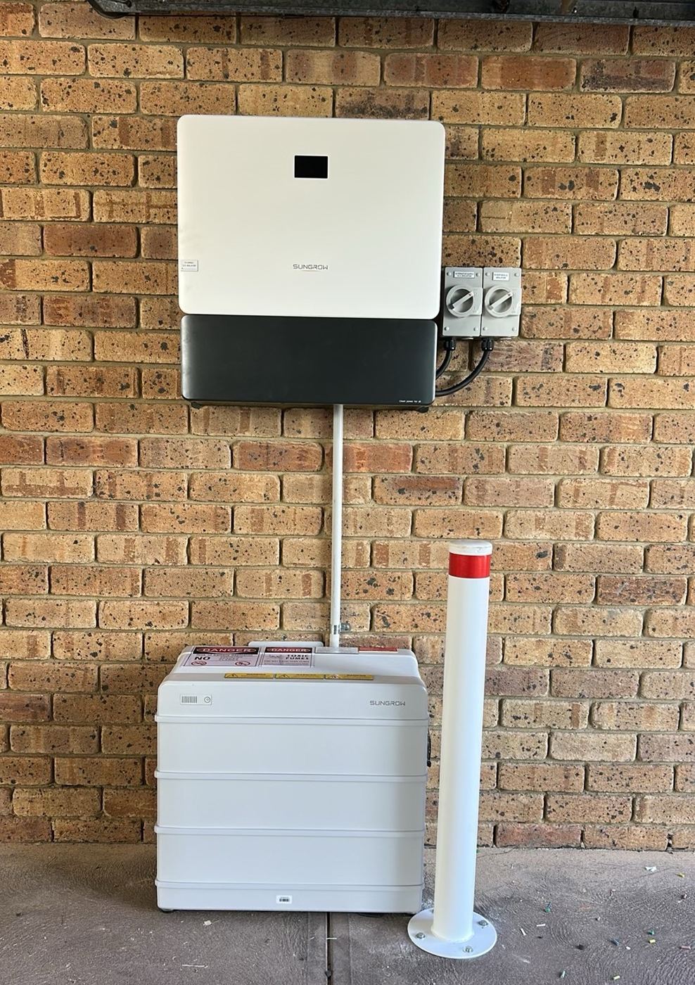 Sungrow hybrid inverter and battery