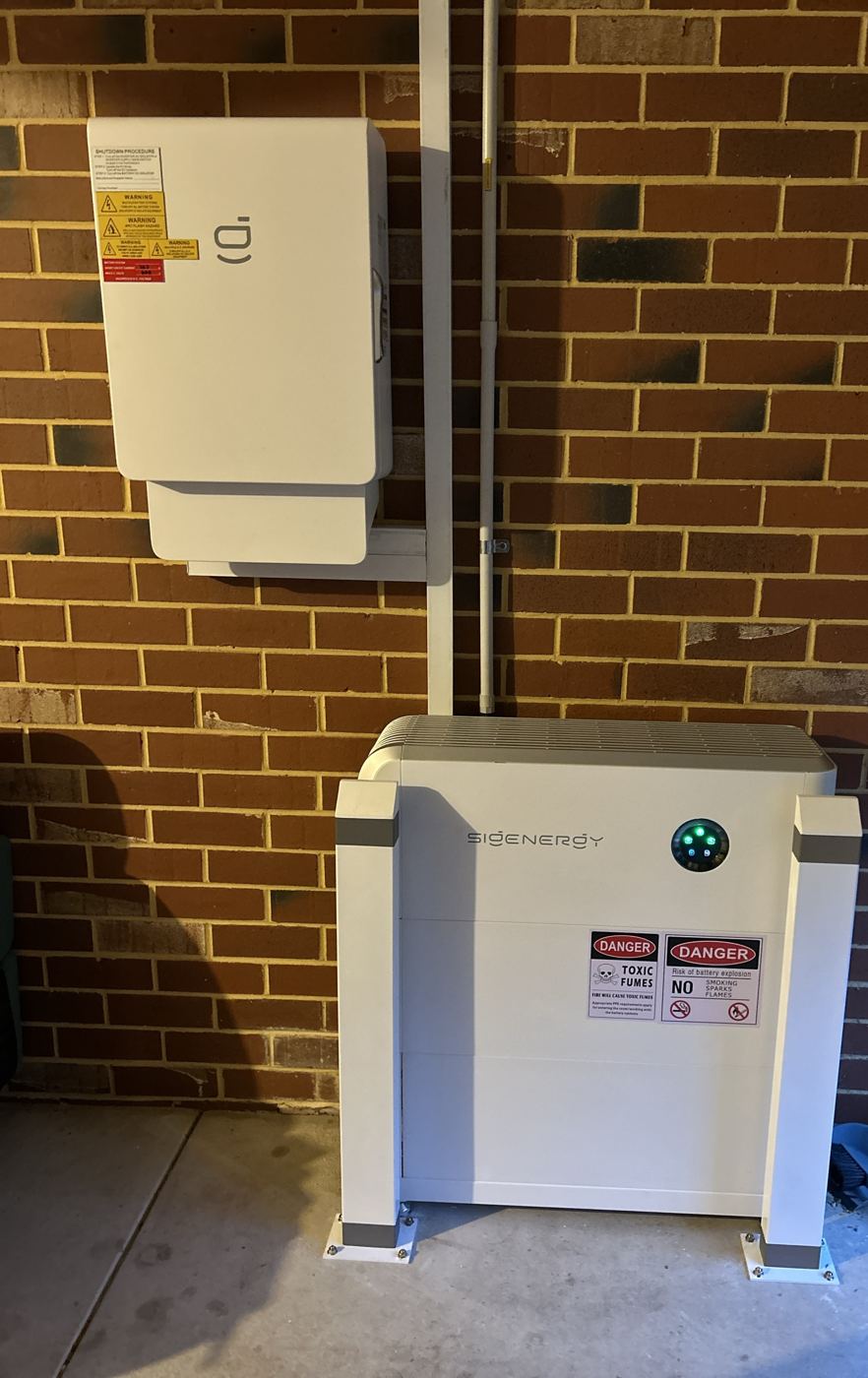 Premium Sigenergy battery and gateway with protective barriers