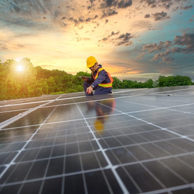 A,Power,Plant,Engineer,Installs,Solar,Panels,To,Inspect,The