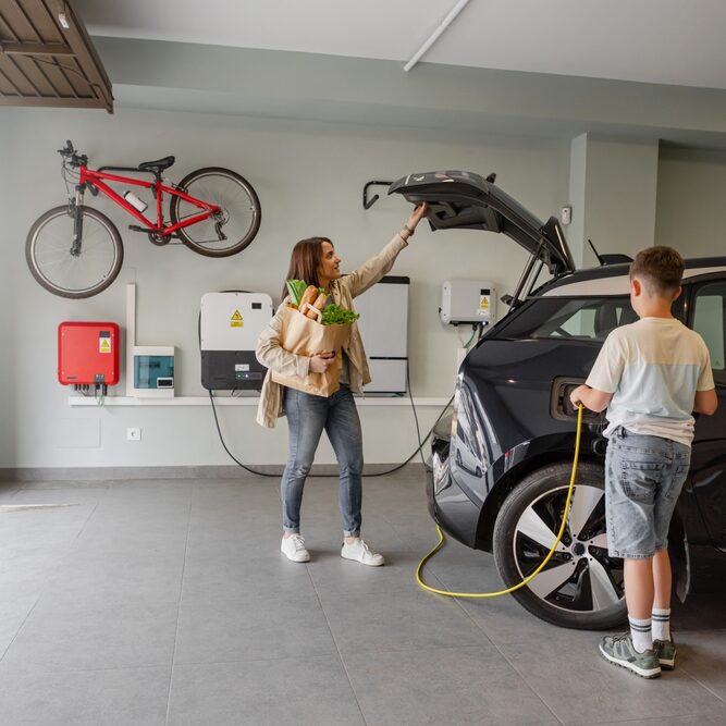 Son,Plugs,Ev,Charger,From,Charging,Station,To,Electric,Vehicle